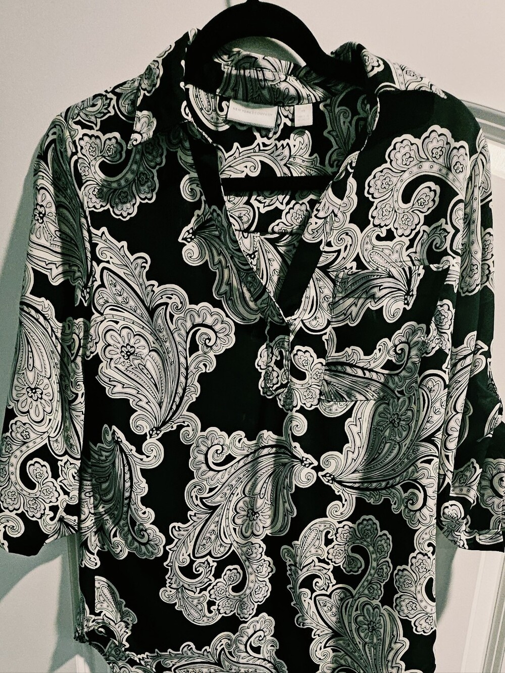 Women’s Black & White Paisley V-Neck Blouse